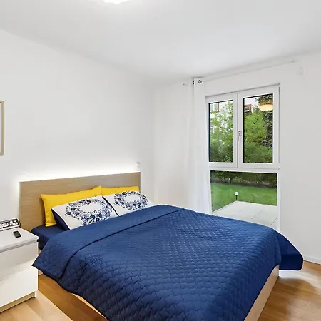 Frankfurt Messe Business Suit - Messe South Gate Located Across Street *