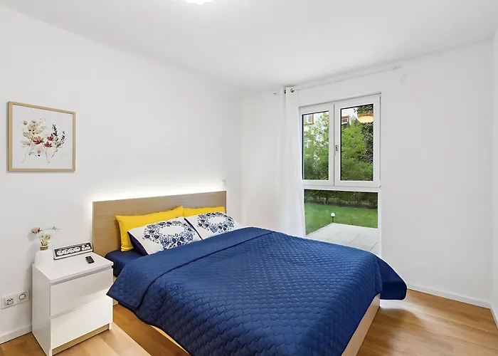 Frankfurt Messe Business Suit - Messe South Gate Located Across Street *